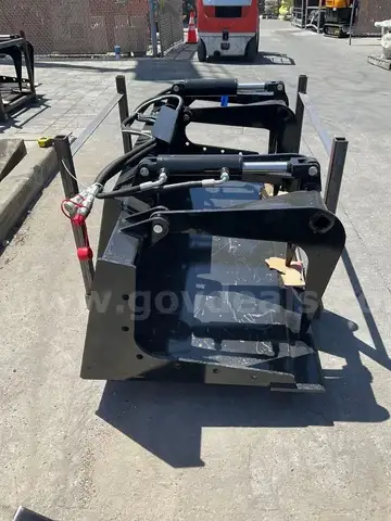 UNUSED 2025 GIYI PLATE GRABBER ATTACHMENT MODEL GY-PG72C FOR UNIVERSAL SKID STEER, 72in W