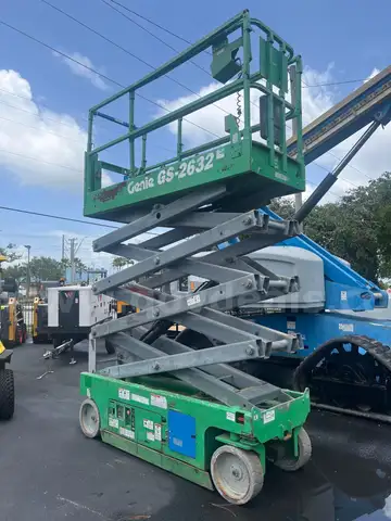 2015 GENIE SCISSOR LIFT MODEL GS-2632, ELECTRIC