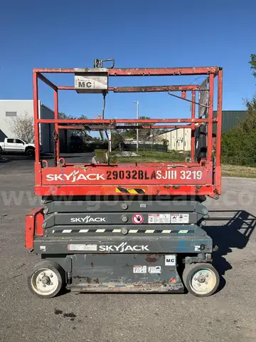 SKYJACK SCISSOR LIFT MODEL SJIII3219, ELECTRIC