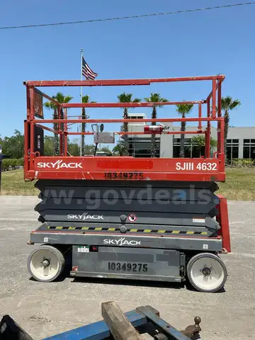 2015 SKYJACK SCISSOR LIFT MODEL SJ4632