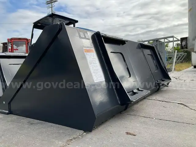 UNUSED 2025 WOLVERINE TRACK DUTY BUCKET ATTACHMENT MODEL TDB-11-66W FOR UNIVERSAL SKID STEER