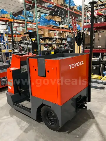 TOYOTA STAND ON TUGGER MODEL CBTY4, ELECTRIC, 48V, APPROX MAX DRAWBAR PULL 880LBS, NEEDS BATTERY