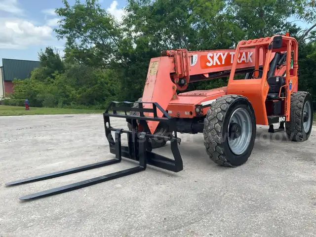 2015 JLG SKYTRAK TELEHANDLER MODEL 8042, CUMMINS DIESEL, LOW HOURS SHOWING