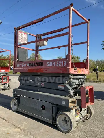 2016 SKYJACK SCISSOR LIFT MODEL SJIII3219, ELECTRIC, MAX PLATFORM HEIGHT 19FT