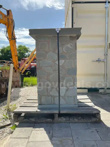( 1 ) STONE DRIVEWAY PILLAR, APPROX 47in T x 31in W x 31in L