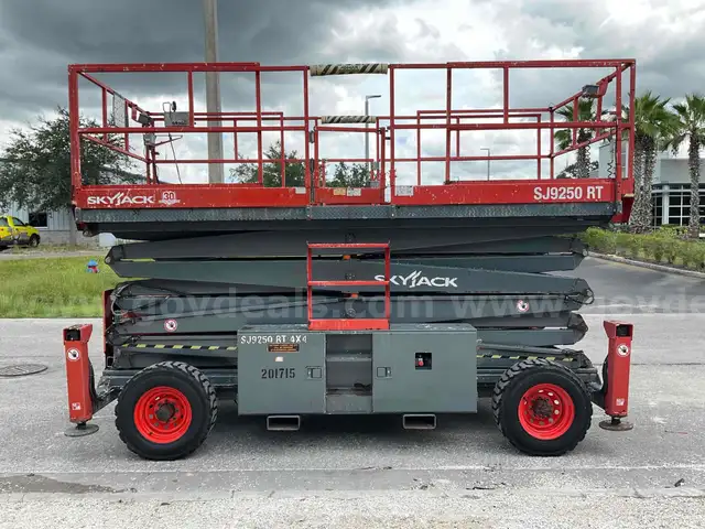 SKYTRAK SJ9250RT SCISSOR LIFT 4X4, DIESEL