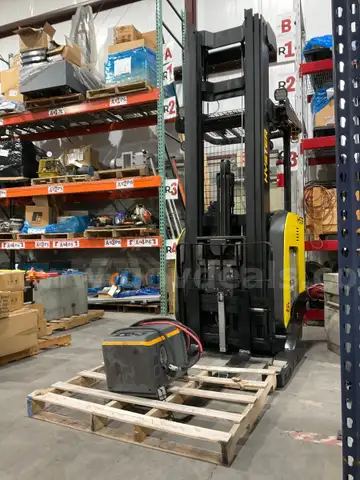 HYSTER STAND ON REACH FORKLIFT MODEL N45ZR2-18.5, ELECTRIC, 36V