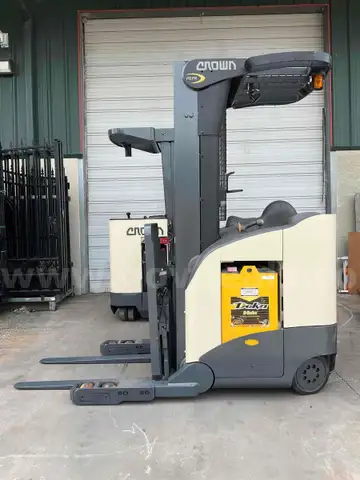 CROWN STAND ON FORKLIFT MODEL RR5225-45, ELECTRIC