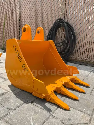 NEW/UNUSED 24&#x22; EXCAVATOR BUCKET ATTACHMENT CAT305