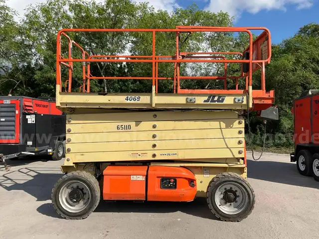 2012 JLG SCISSOR LIFT MODEL 4069LE, ELECTRIC POWERED, APPROX MAX PLATFORM HEIGHT 40FT
