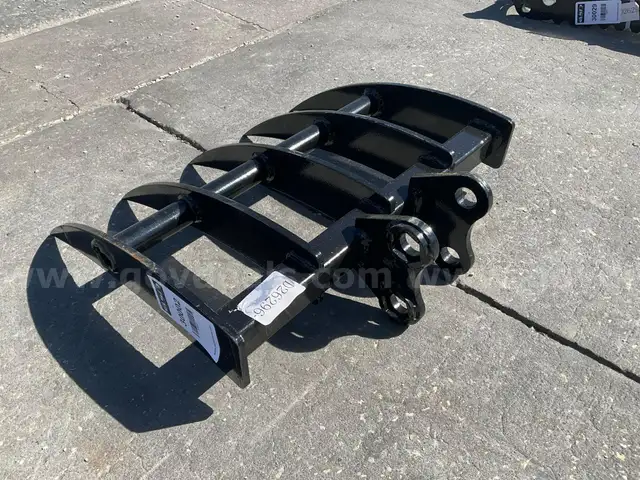 UNUSED 2025 RAKE ATTACHMENT FOR EXCAVATOR, FITS 1-2TON EXCAVATOR