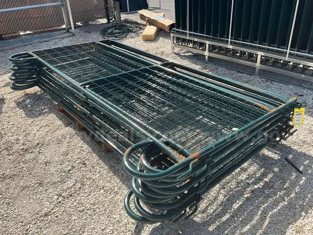 WELDED WIRE CORRAL PANELS, APPROX 111 in L x 4FT W/ 1FT HANDLE