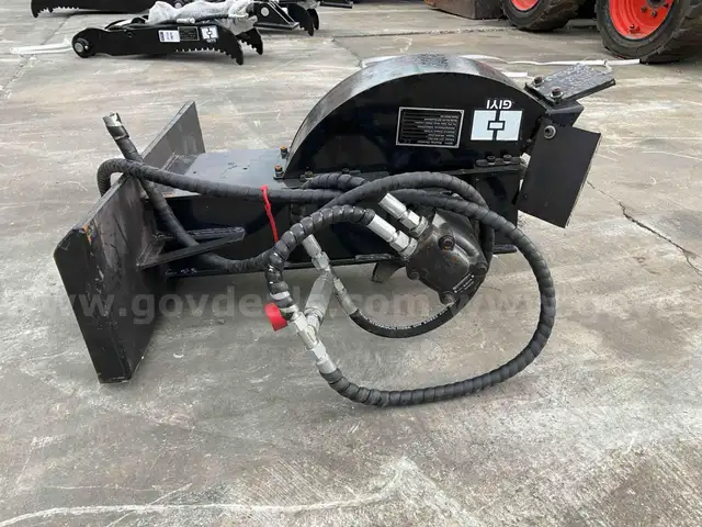 ( 1 ) UNUSED 2025 GIYI STUMP GRINDER ATTACHMENT MODEL GY-SZYMJ FOR MINI SKID STEER, BROKEN HOSE