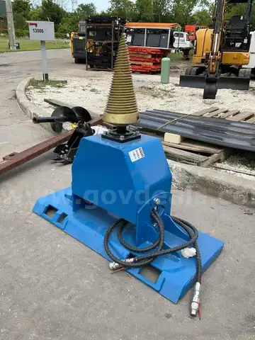 NEVER USED 2025 GIYI LOG SPLITTER ATTACHMENT MODEL GY-LS43B FOR UNIVERSAL SKID STEER