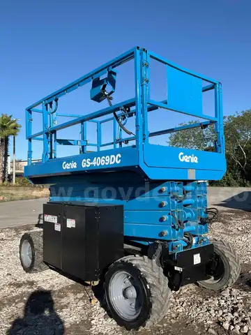 GENIE SCISSOR LIFT MODEL GS4069 DC