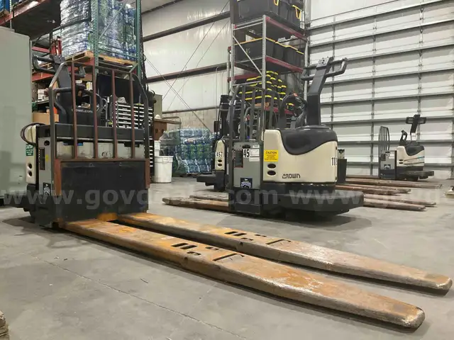 CROWN PE 4500 SERIES MODEL ELECTRIC PALLET JACK MODEL PE4400-80