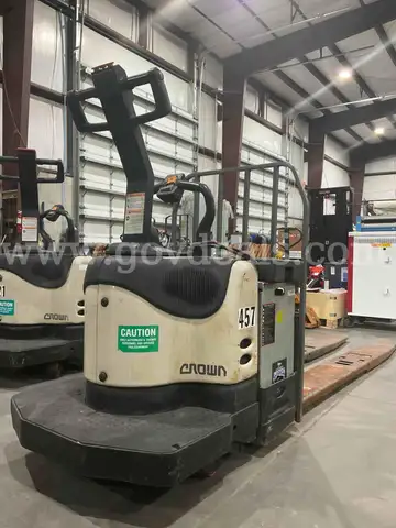CROWN PE 4000 SERIES ELECTIC PALLET JACK MODEL PE4000-80