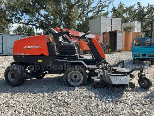 JACOBSEN TURF CAT RIDE ON MOWER, GAS POWERED, 4WD, STARTS RUNS PUMP HOUSING BROKEN