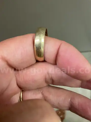Men&#x27;s 14KT gold wedding band