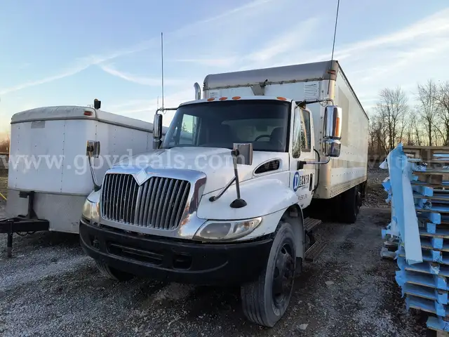 2004 International 4400 Box Truck w/ Liftgate & Tag Axle