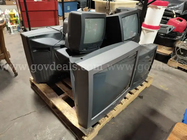 Pallet Lot of 8 CRT Televisions