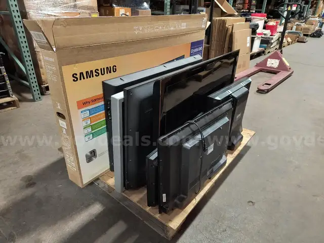 Pallet Lot of 11 Flat Screen Televisions - TESTED / WORKING