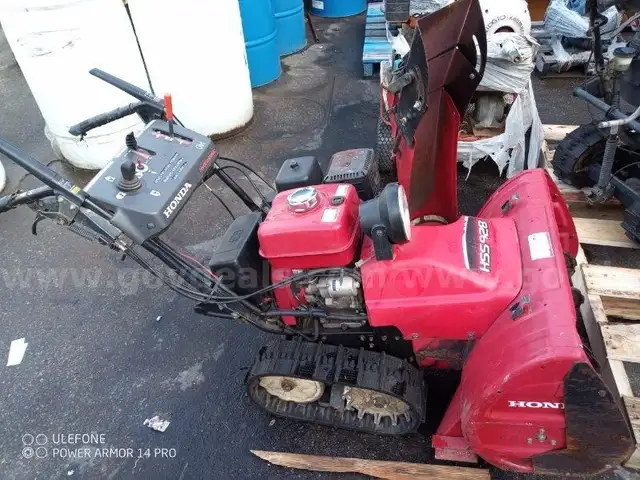 Honda HS 928 Walk Behind Snow Blower