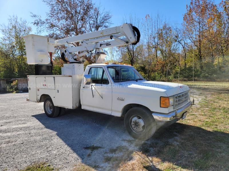 AUTOWORLD 1990 Ford Utility Bucket Truck