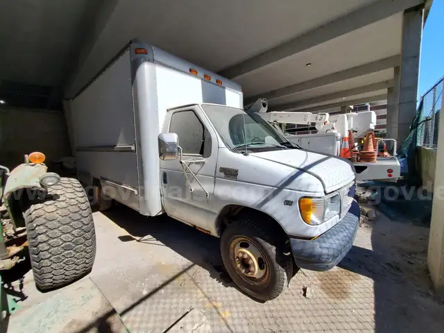 2000 Ford Econoline E350 5.4L V8 SOHC 16V. 14FT box