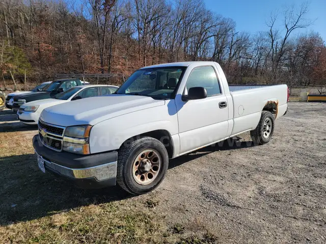 2006 Chevrolet Silverado 1500 REGULAR CAB PICKUP 2-DR, 4.3L V6 OHV 12V.