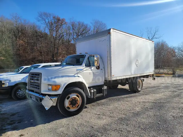 1995 Ford F700 CONVENTIONAL CAB, 7.0L V8. BOX TRUCK 16FT