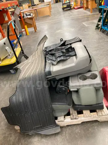 Auto Seats and Parts (Lot)
