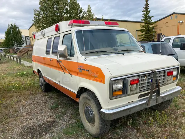 1989 Ford E Series Van Ambulance Gold Medallion - V-8 7.3 L Diesel Engine