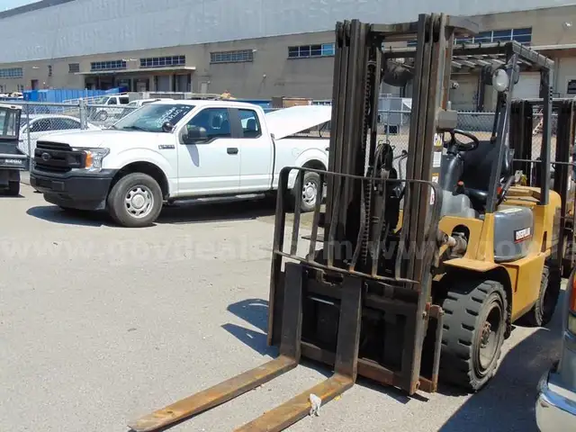 2003 Caterpillar GP30K Forklift - Surplus Lot