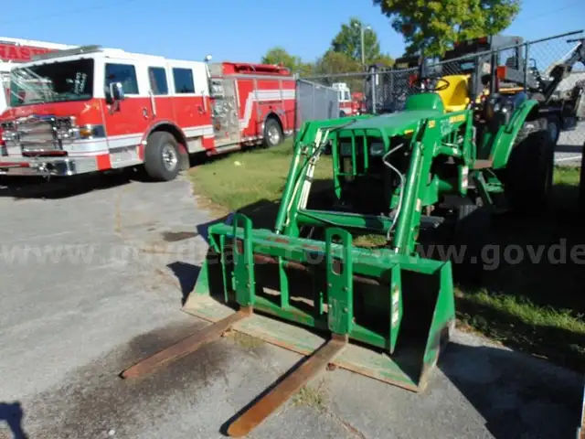 2003 John Deere 5220 Turf Tractor - Outside Gate Lot