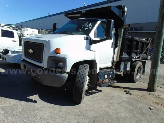 2004 Chevrolet C7C042 - Surplus Lot