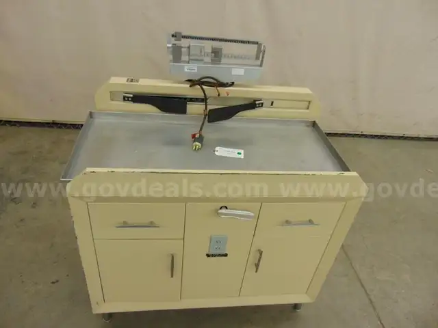 Exam Table w/ Scale - B8