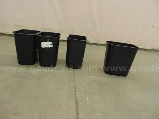 4 Trash Cans - A2