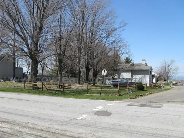 E GRANDVIEW BLVD 40 X 120.95 IRR LOT     ERIE  (18-052-0.260-400.00)