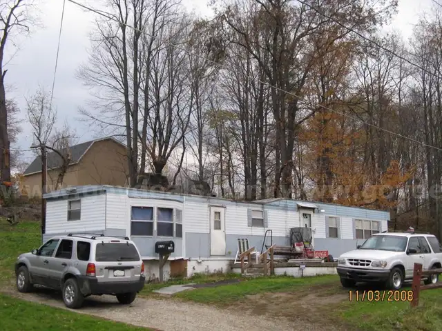 13 MAPLE ST  100 X 120  TRAILER W/LAND - UNION CITY BORO (41-004-008.0-004.01)