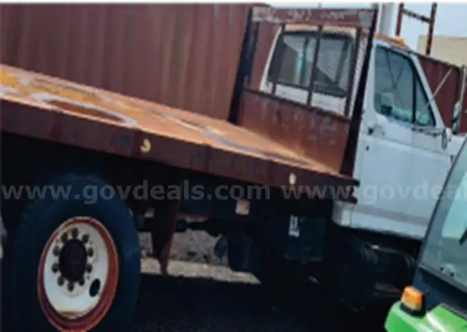 1993 Ford F700F 5.9L L6 Diesel Cummins engine.