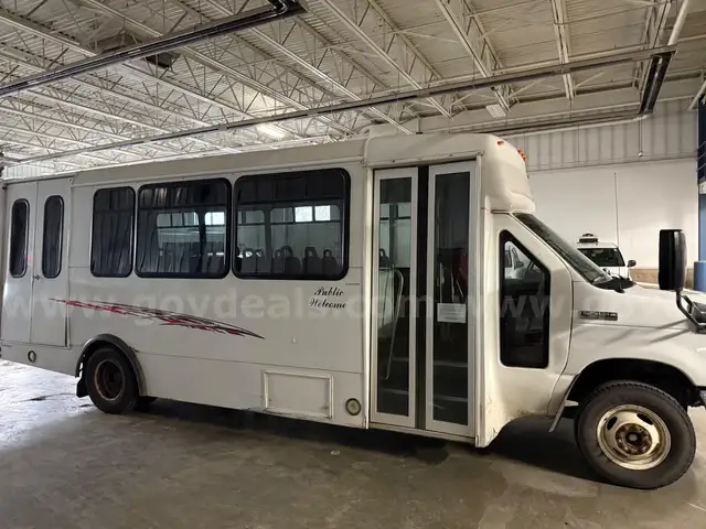 2013 Ford E-450 Econoline Challenger Passenger Bus