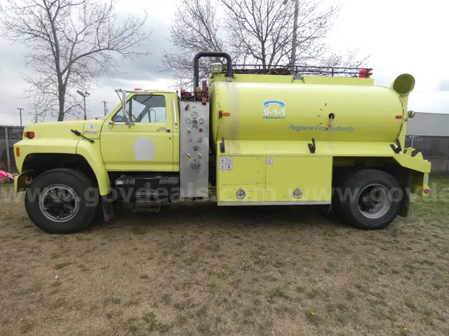 1993 Ford F700 Water Tanker - Ford V-8 7.0 L Engine
