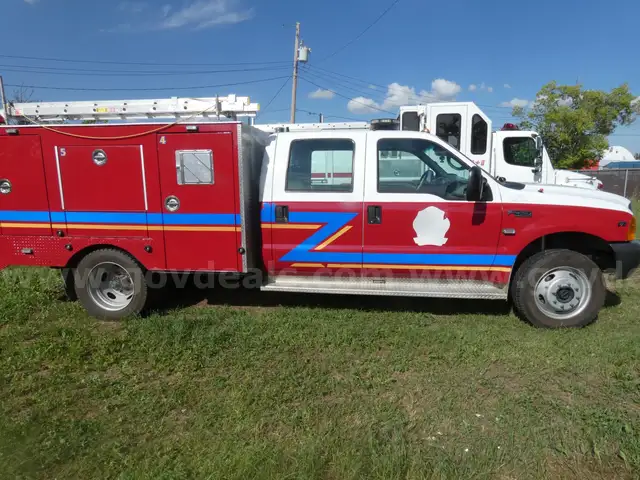 1999 Ford F450 4WD Super Duty Ford V-10 6.8 L - Includes Fire Service Cabinets