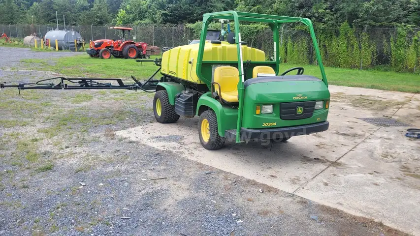 JOHN DEERE 2020A PROGATOR 300 GALLON HD300 SPRAYER
