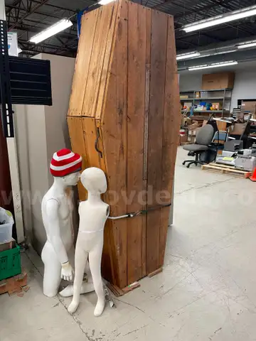 Prop Coffin w/Two Small Manikins (ID #11729) (25-3091-8) 676