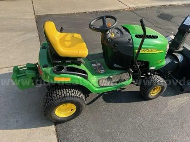 John Deere L110 Riding Mower w/Blower(ID #11746) (25-2898-9) 500