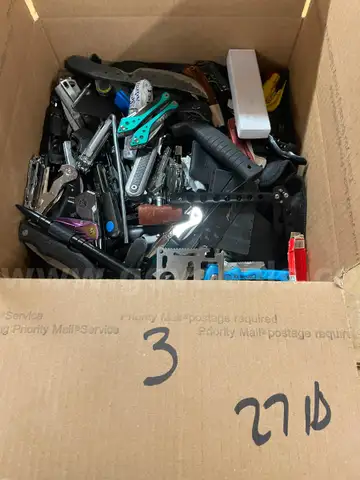 Misc. Knives/Multi-tools/Bottle Openers (27lbs) (ID #11758) (TSA) ($30) (Box#3)