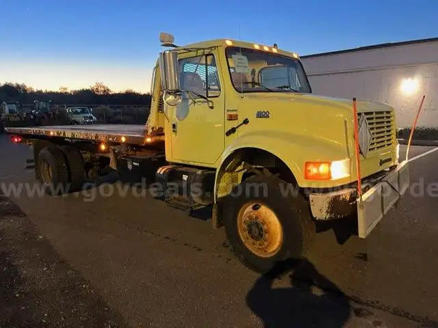 2002 International 4800 Tilt Bed 4x4 (ID#11876) (25-3667) 405