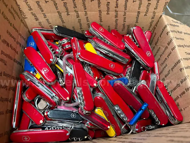 Swiss Army Multi-Tools/Knives (26 lbs) (ID #12053) (TSA) ($30)